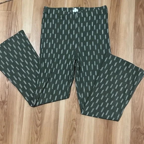 Green and White Patterned Pants - Picture 4 of 6